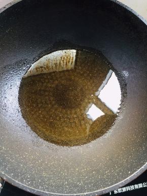 锅烧热倒入适量的油，烧至八成热！（这一步是鸡蛋嫩滑的关键！油温要足够！）