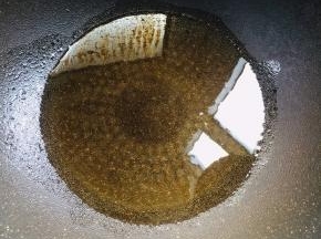 锅烧热倒入适量的油，烧至八成热！（这一步是鸡蛋嫩滑的关键！油温要足够！）