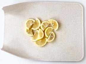 柠檬用盐搓洗干净，然后切成片；