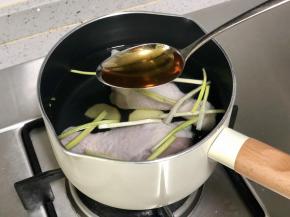 鸡大腿洗净，放入冷水中，加入葱姜、料酒1勺。