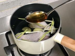 鸡大腿洗净，放入冷水中，加入葱姜、料酒1勺。