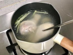 盖上盖子，转小火煮15分钟，用筷子扎不出血水就好了。