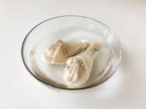 然后把鸡腿放入凉白开或矿泉水中。