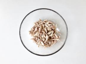 鸡腿放温后，撕成条状。