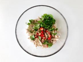 盛鸡肉的盆中加入小米椒、姜末、蒜末、香菜末、熟芝麻和适量香油。