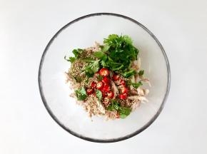 盛鸡肉的盆中加入小米椒、姜末、蒜末、香菜末、熟芝麻和适量香油。
