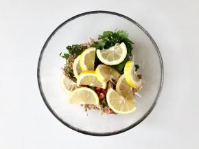 放入切好的柠檬片；