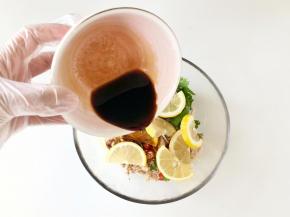 把调好的碗汁倒入盆中；