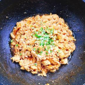 出锅前放入适量的葱花即可！