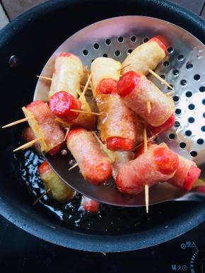 炸至土豆表面金黄焦脆即可捞出！