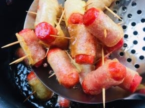 炸至土豆表面金黄焦脆即可捞出！