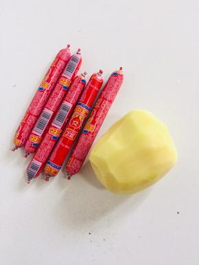准备好所需的材料：

火腿肠5根，扒去外衣！土豆一个削皮洗净备用！