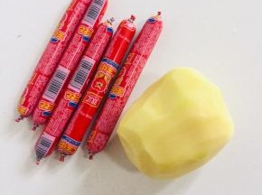 准备好所需的材料：

火腿肠5根，扒去外衣！土豆一个削皮洗净备用！
