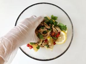 把所有食材抓匀即可。