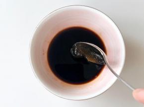 碗中加入生抽、陈醋、白糖、盐搅拌均匀。