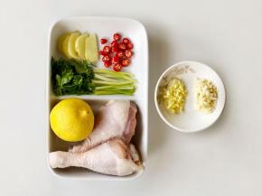 准备好食材，所有食材洗净，生姜切片，葱切成断，小米椒切成小圈，香菜切碎，再切好蒜末和姜末备用。