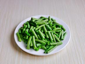 首先将刀豆去根去尖，冷水冲洗干净，再掰小段。