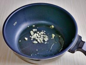起油锅，加入蒜末炒香。