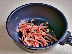 再加入培根丝煸炒。