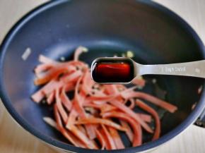 加入一勺生抽。