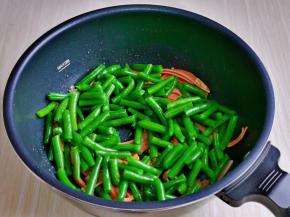 加入焯水的刀豆。