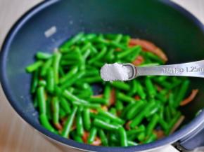 按个人口味加入盐。