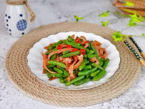 盛出装盘，点缀红辣椒段。