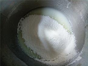 接着筛入低筋面粉，翻拌均匀，完全看不到干粉。