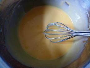 加入蛋黄，拌匀成柔滑的蛋黄糊，然后盖上，防止表面发干。前面分离蛋黄蛋白的时候，如果室温高，建议蛋白放冰箱冷藏一下。烤箱开始180度预热10分钟。