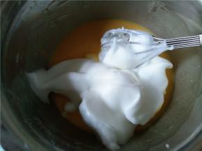 先取三分之一蛋白糊到蛋黄糊盆中，切拌均匀。