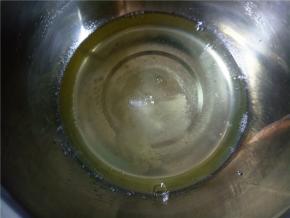 蛋白加入几滴柠檬汁或白醋，分三次加入细砂糖，用电动打蛋器打到湿性发泡。