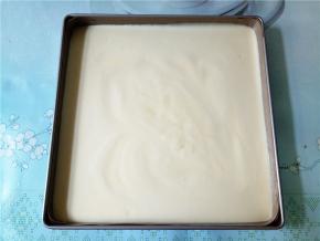 28*28的金盆事先铺好油纸或硅胶垫，然后倒入蛋糕糊，轻轻震几下，震去气泡，送入烤箱中下层180度烤20分钟，具体时间和温度根据自己的烤箱调节。