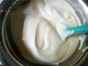 然后将蛋黄糊全部倒入蛋白盆中，切拌均匀，最后的蛋糕糊要没有明显的气泡。