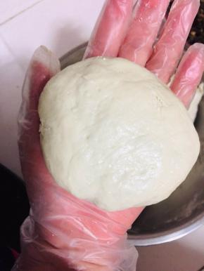 发酵好的面团揉匀，排气！分成若干小份！取一份揉圆按扁！