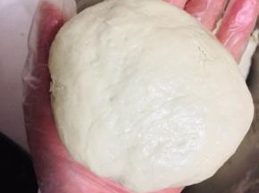 发酵好的面团揉匀，排气！分成若干小份！取一份揉圆按扁！