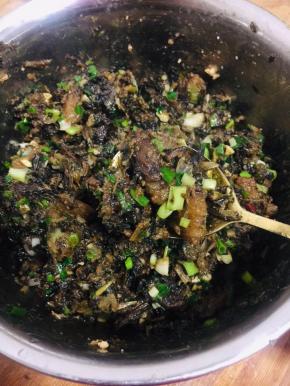 起锅烧油，放入生姜，蒜瓣，干辣椒爆香，再放入提前泡软的干酸菜，猪油渣翻炒片刻，加入适量的盐，生抽，老抽，蚝油，鸡精，葱花翻炒均匀出锅！晾凉备用！