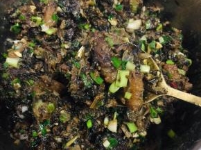 起锅烧油，放入生姜，蒜瓣，干辣椒爆香，再放入提前泡软的干酸菜，猪油渣翻炒片刻，加入适量的盐，生抽，老抽，蚝油，鸡精，葱花翻炒均匀出锅！晾凉备用！