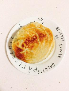 皮薄馅儿多的酸菜猪油渣馅儿饼就做好了！咬上一口，真香！