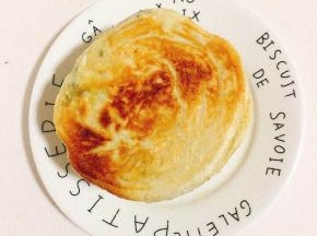 皮薄馅儿多的酸菜猪油渣馅儿饼就做好了！咬上一口，真香！