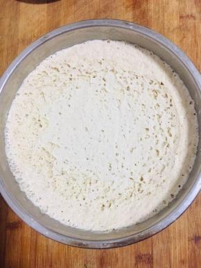 面粉中加入酵母，白糖和适量的温水揉成光滑的面团，发酵至两倍大！