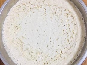 面粉中加入酵母，白糖和适量的温水揉成光滑的面团，发酵至两倍大！