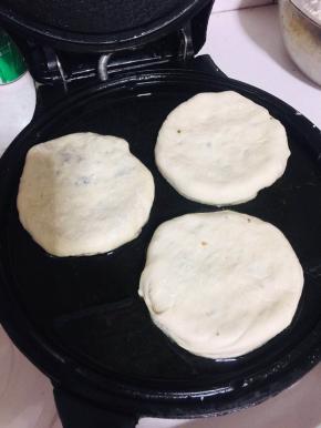 电饼铛提前预热，倒入适量的油，放入饼坯！