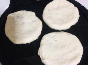 电饼铛提前预热，倒入适量的油，放入饼坯！