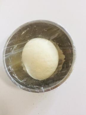 面粉中加入5克酵母，一勺白糖，适量的温水，揉成光滑的面团，盖上保鲜膜！！