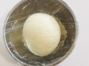 面粉中加入5克酵母，一勺白糖，适量的温水，揉成光滑的面团，盖上保鲜膜！！