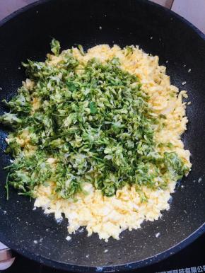 放入槐花翻炒片刻！