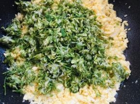 放入槐花翻炒片刻！