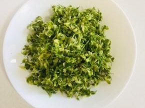 槐花从冰箱取出来解冻，挤干水份备用！