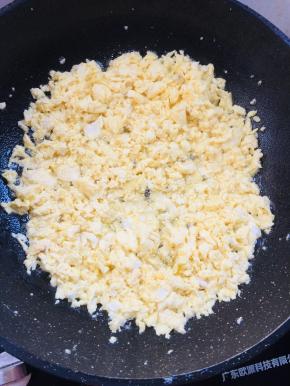 起锅烧油，放入蛋液迅速划散成碎小的鸡蛋粒！