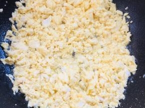 起锅烧油，放入蛋液迅速划散成碎小的鸡蛋粒！